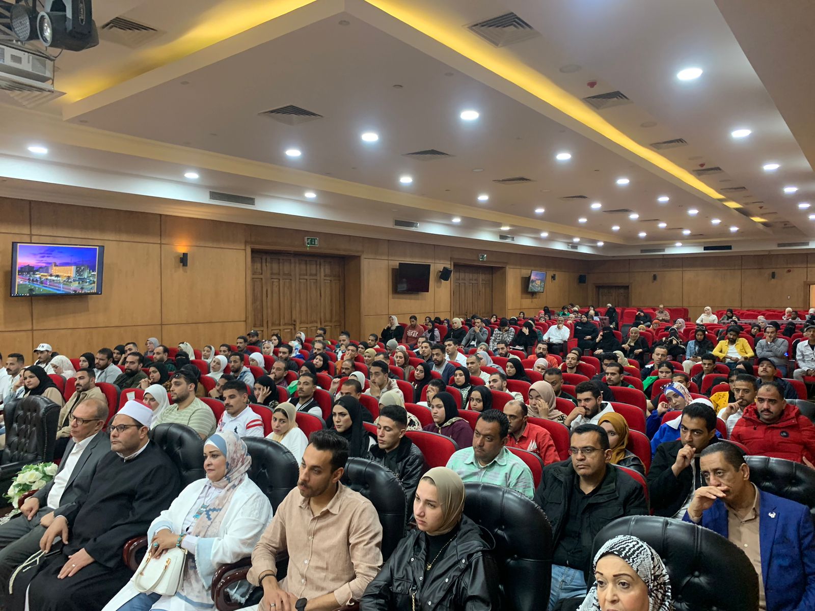 محافظ بورسعيد يُهدي للشباب والفتيات أجهزة كهربائية وأموال