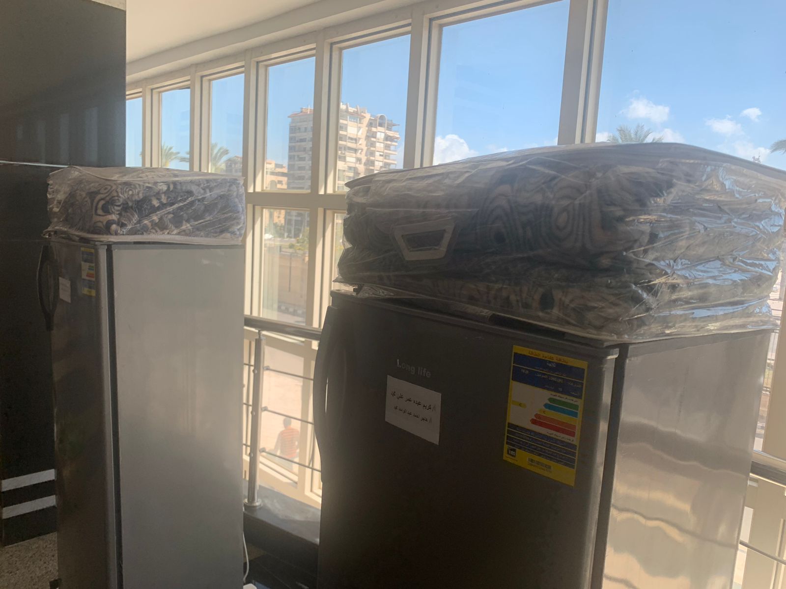 محافظ بورسعيد يُهدي للشباب والفتيات أجهزة كهربائية وأموال