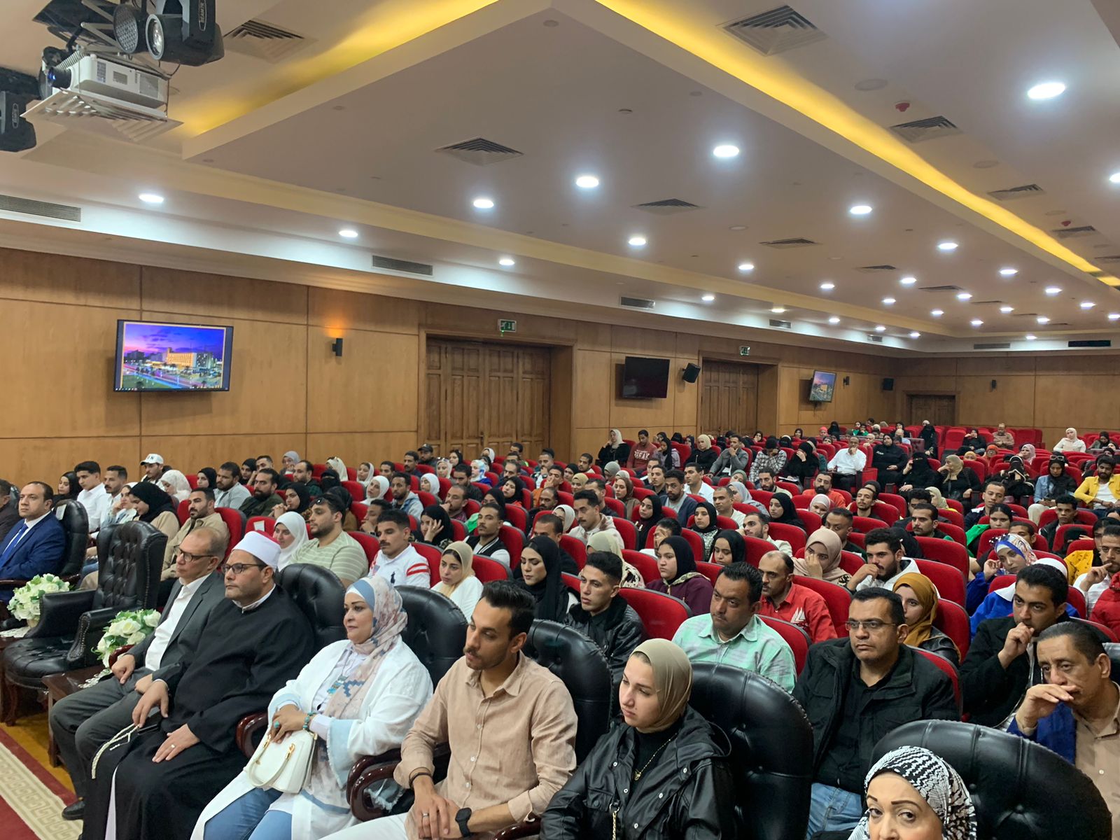 محافظ بورسعيد يُهدي للشباب والفتيات أجهزة كهربائية وأموال