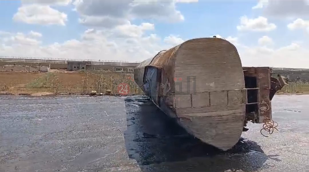 حادث انقلاب سيارة مواد كيماوية 