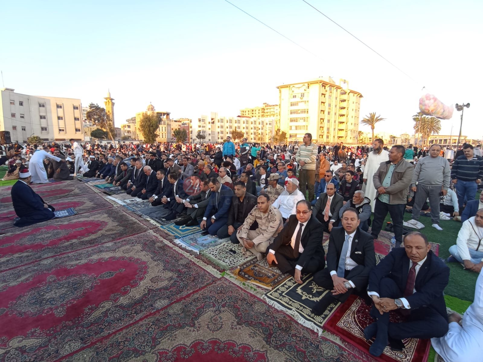 محافظ ومدير أمن بورسعيد يلتقطان صورا تذكارية مع المواطنين في أول ساعات العيد