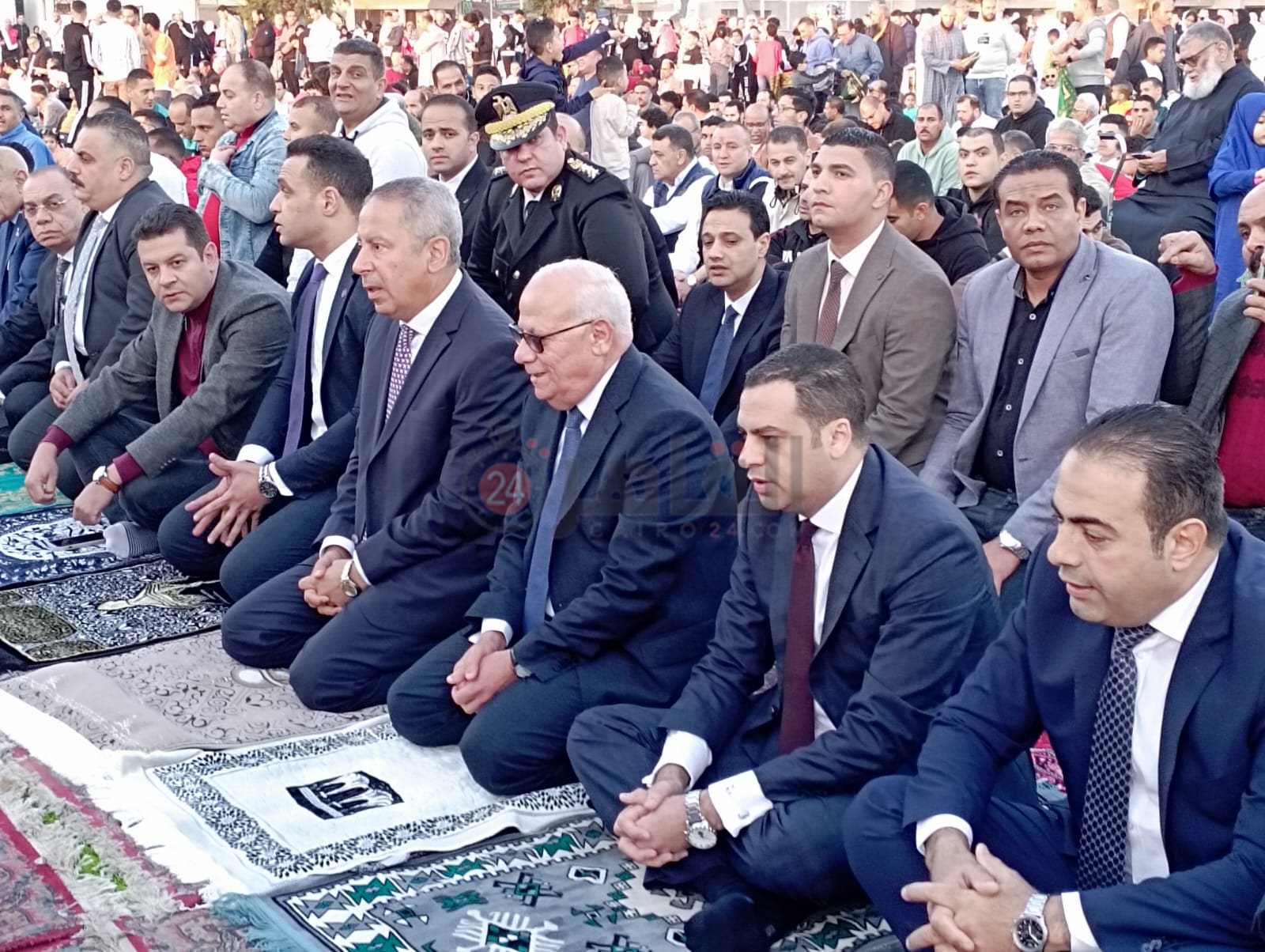 محافظ ومدير أمن بورسعيد يلتقطان صورا تذكارية مع المواطنين في أول ساعات العيد