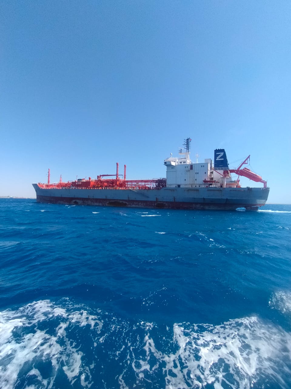 وصول السفينة الجانحة إلى ميناء سفاجا للإصلاح 