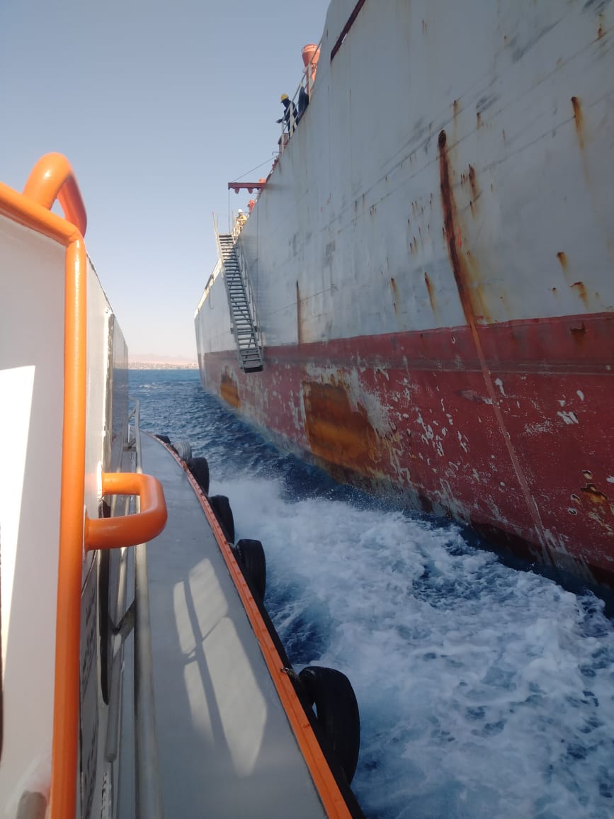 وصول السفينة الجانحة إلى ميناء سفاجا للإصلاح 