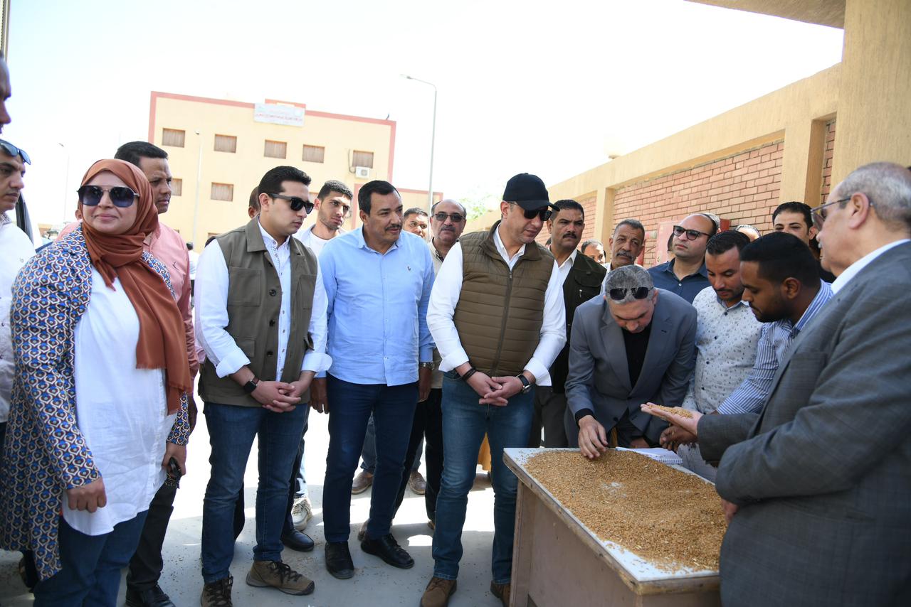 محافظ الفيوم يتفقد صوامع تخزين الغلال بطامية لمتابعة توريد محصول القمح