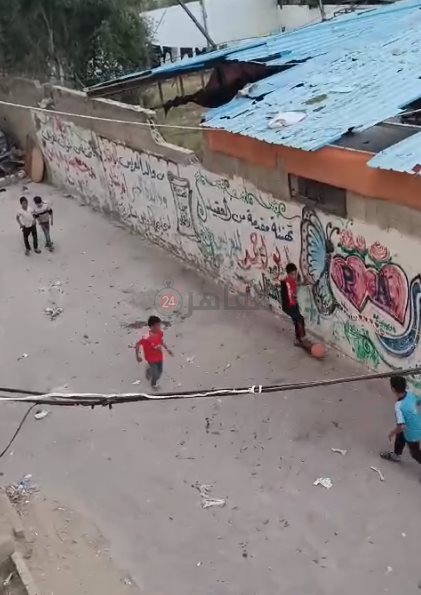 الطفل علي مشتهي لعب كرة القدم 