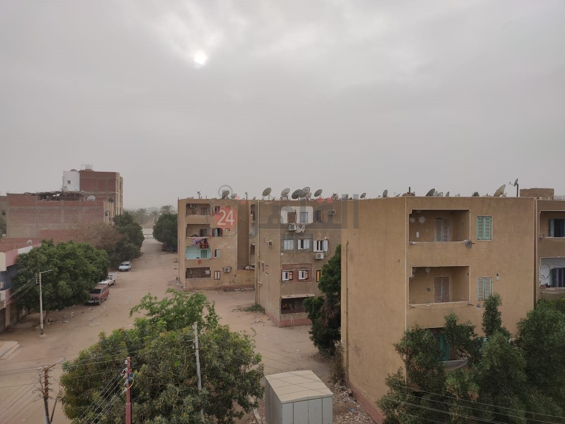 عواصف ورياح محملة بالاتربة تضرب الوادى الجديد