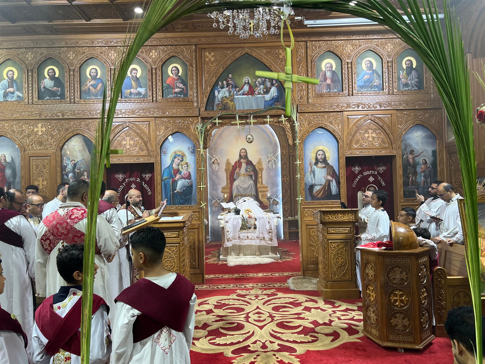 الأقباط يؤدون قداس أحد الزعف ببورسعيد