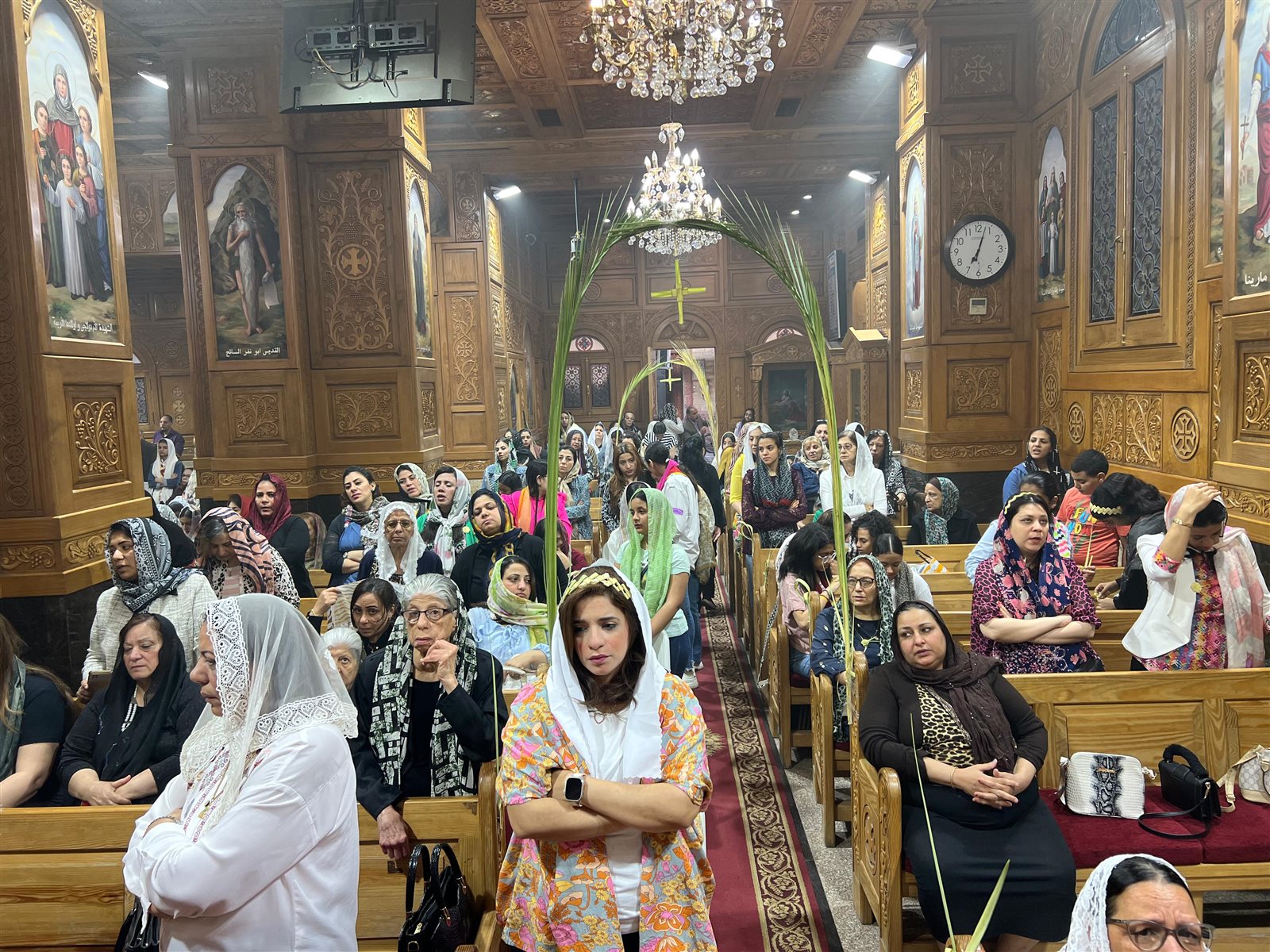 الأقباط يؤدون قداس أحد الزعف ببورسعيد