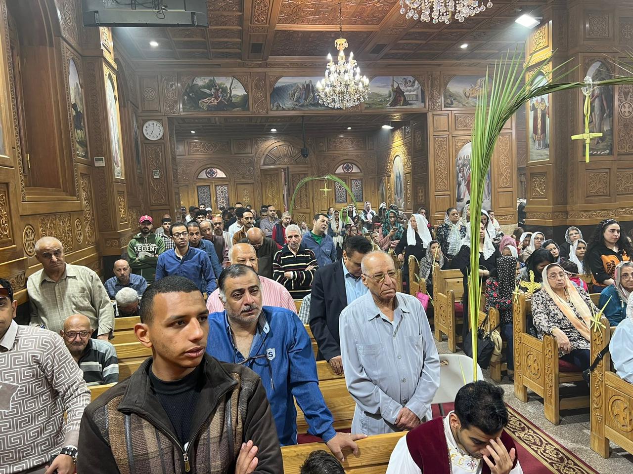 الأقباط يؤدون قداس أحد الزعف ببورسعيد