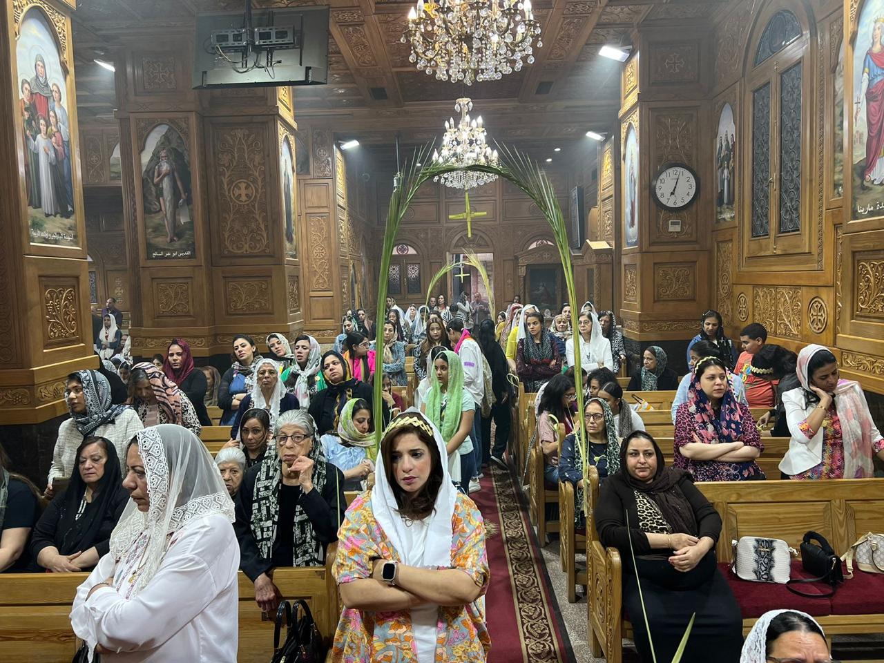 الأقباط يؤدون قداس أحد الزعف ببورسعيد