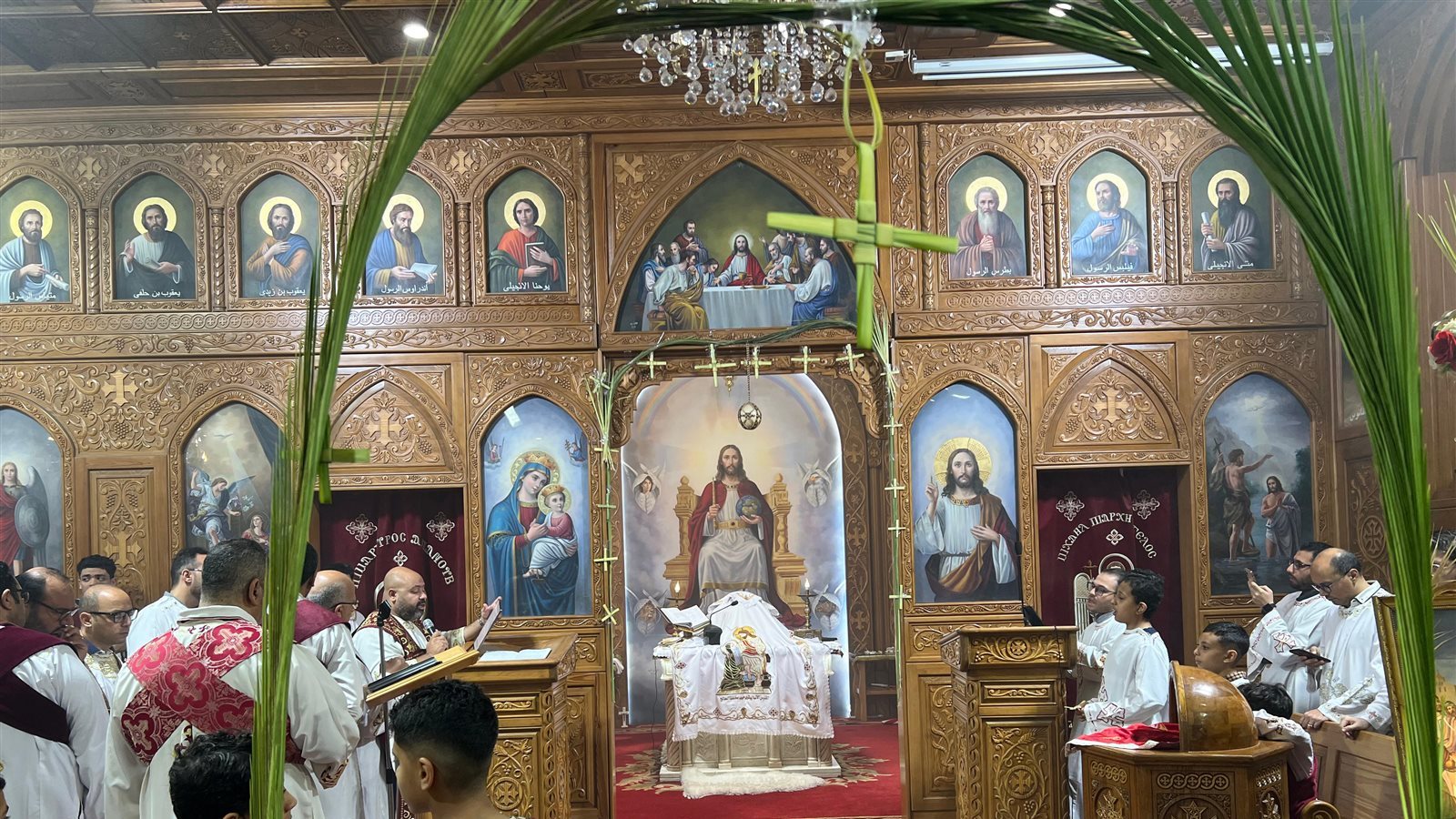 الأقباط يؤدون قداس أحد الزعف ببورسعيد - قص