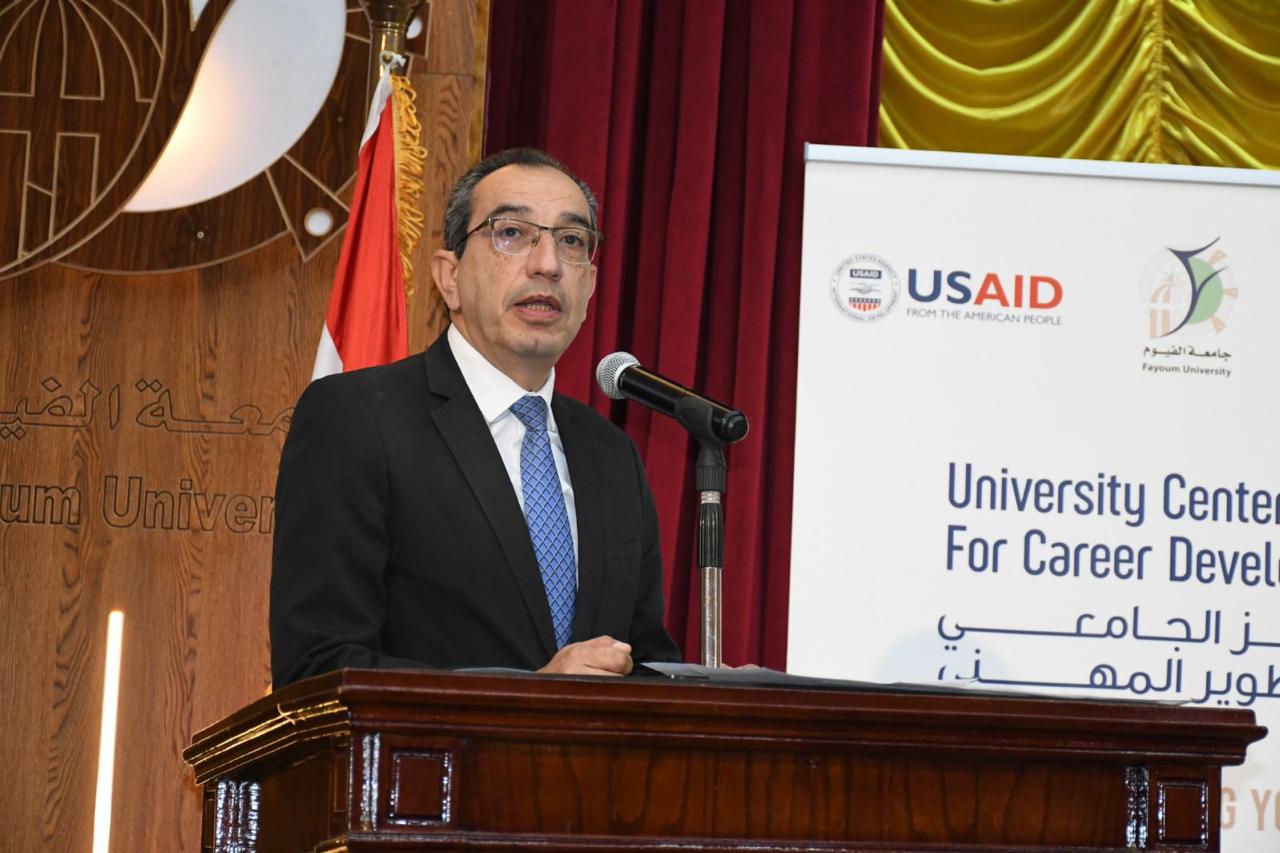 محافظ الفيوم ورئيس الجامعة يفتتحان الملتقى التوظيفي الأول للخريجين 