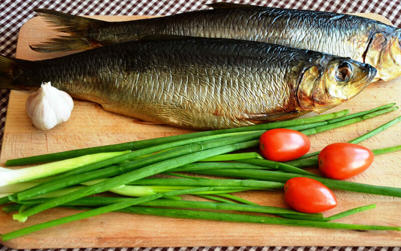 طريقة عمل الرنجة المطبوخة بالبصل والطماطم