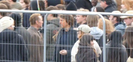 توم كروز من كواليس فيلم Mission Impossible (2)