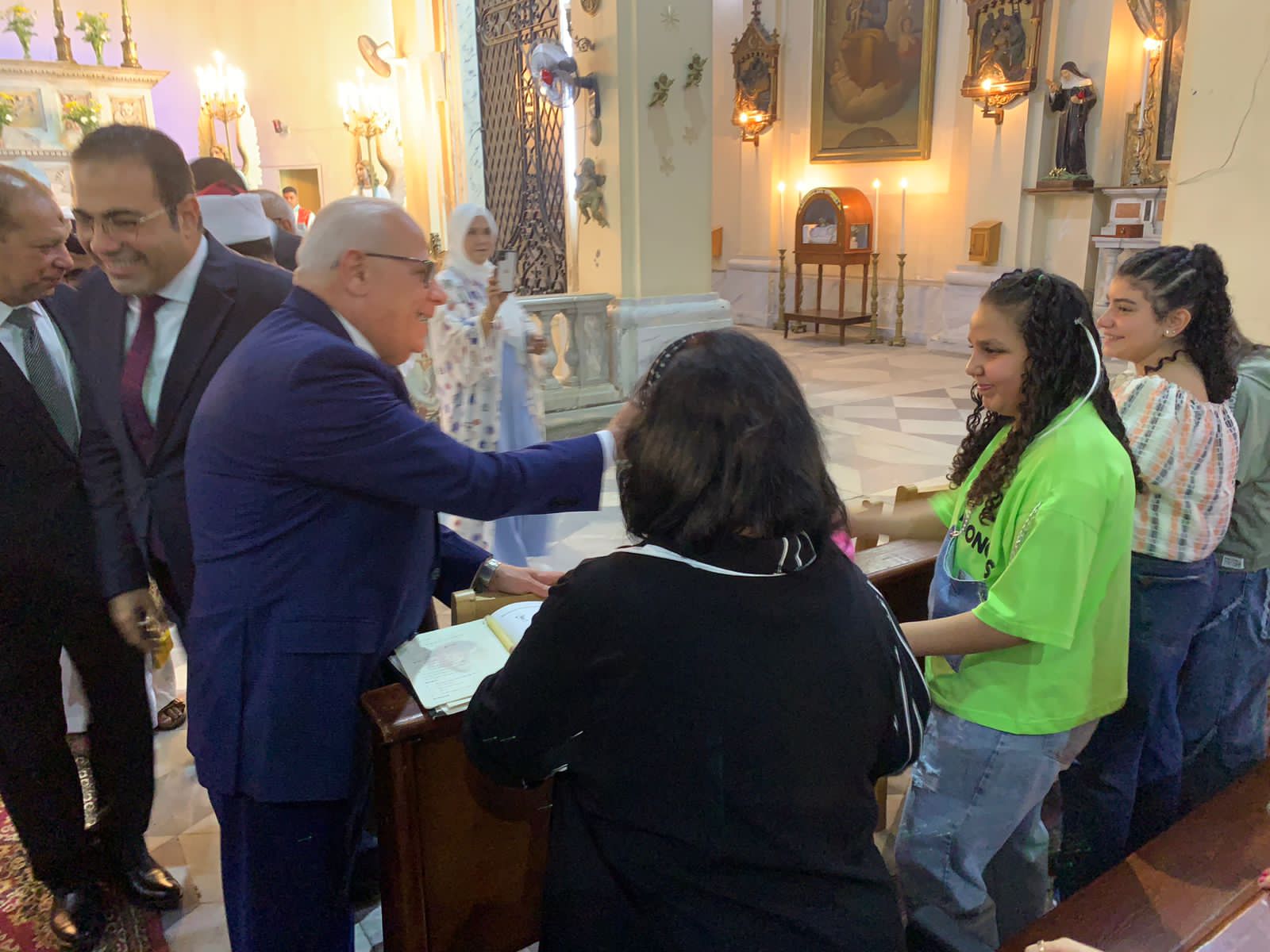 محافظ بورسعيد يشارك المسيحيين قداس عيد القيامة المجيد