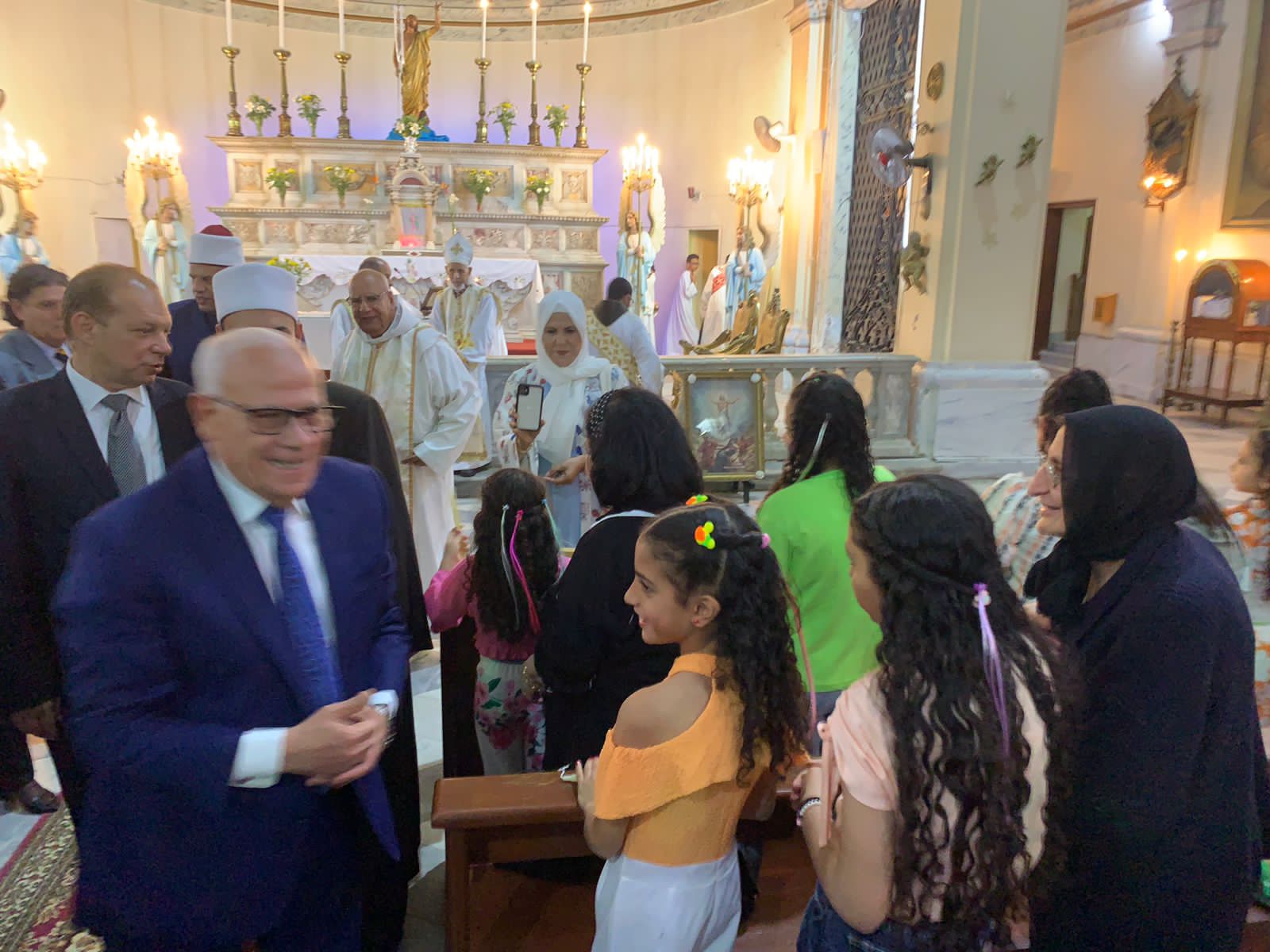 محافظ بورسعيد يشارك المسيحيين قداس عيد القيامة المجيد