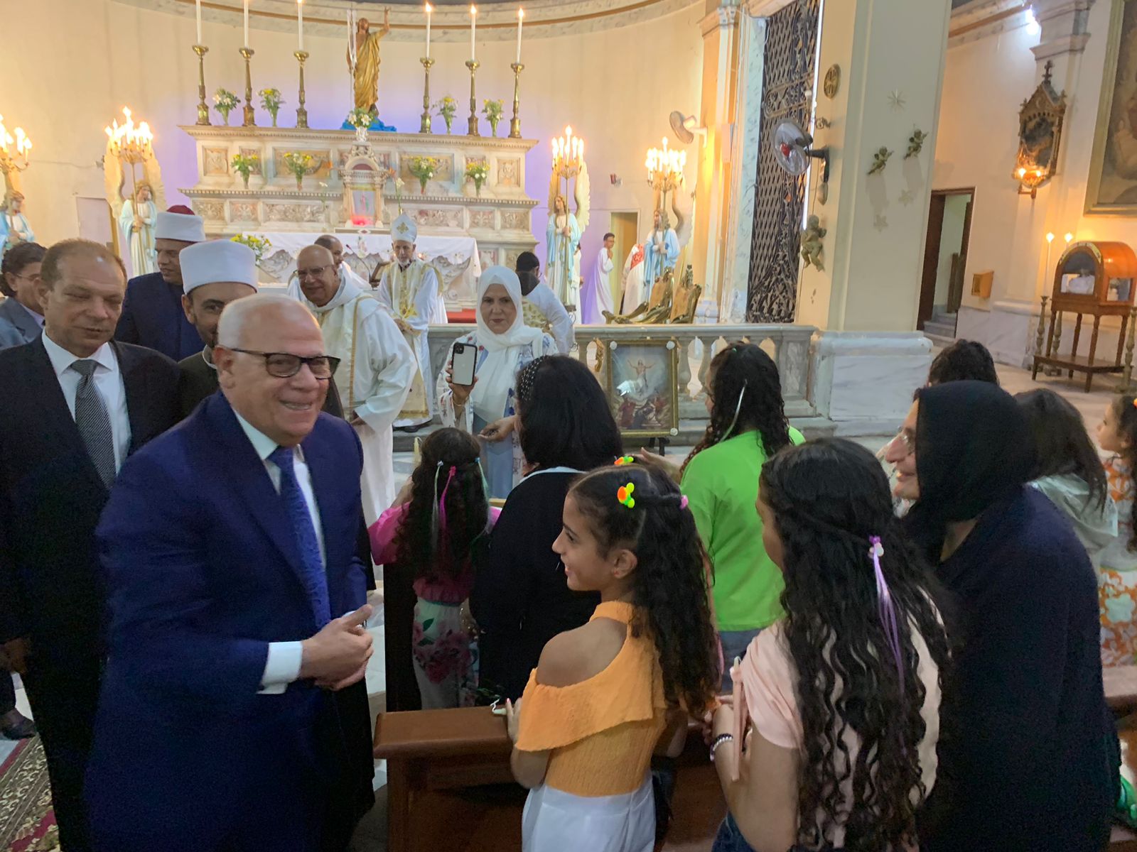 محافظ بورسعيد يشارك المسيحيين قداس عيد القيامة المجيد