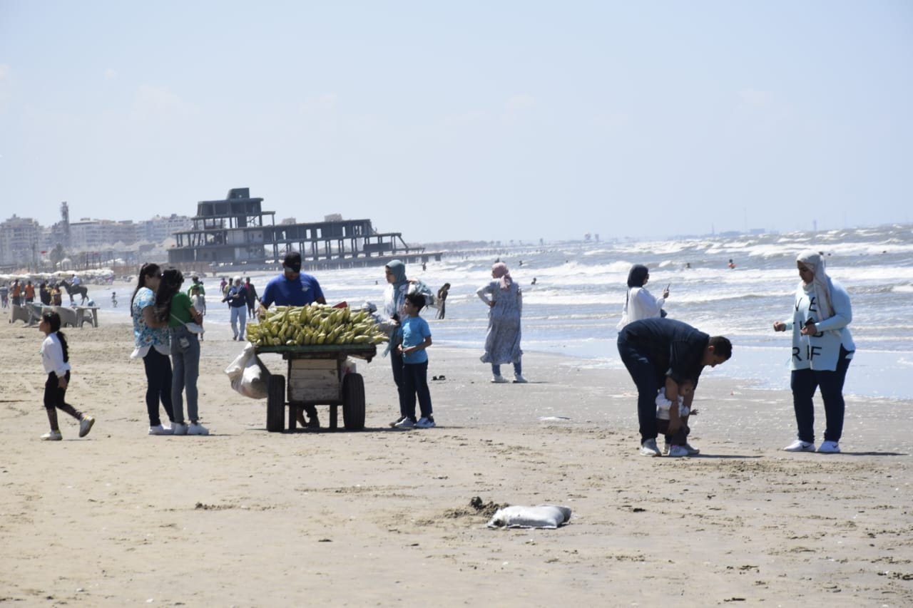 محافظ بورسعيد يشارك المواطنين الاحتفال بأعياد الربيع علي الشاطئ