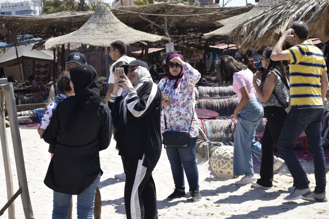 محافظ بورسعيد يشارك المواطنين الاحتفال بأعياد الربيع علي الشاطئ