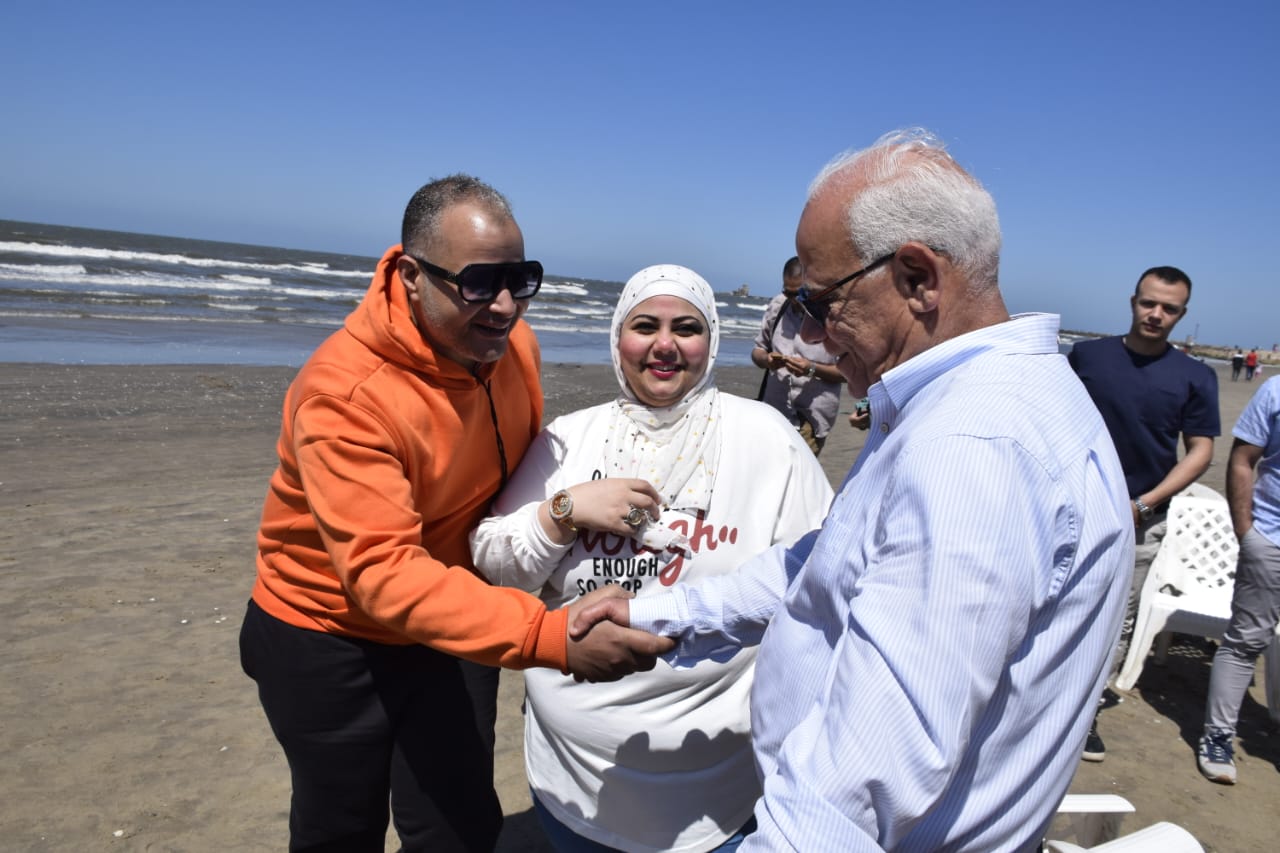 محافظ بورسعيد يشارك المواطنين الاحتفال بأعياد الربيع علي الشاطئ