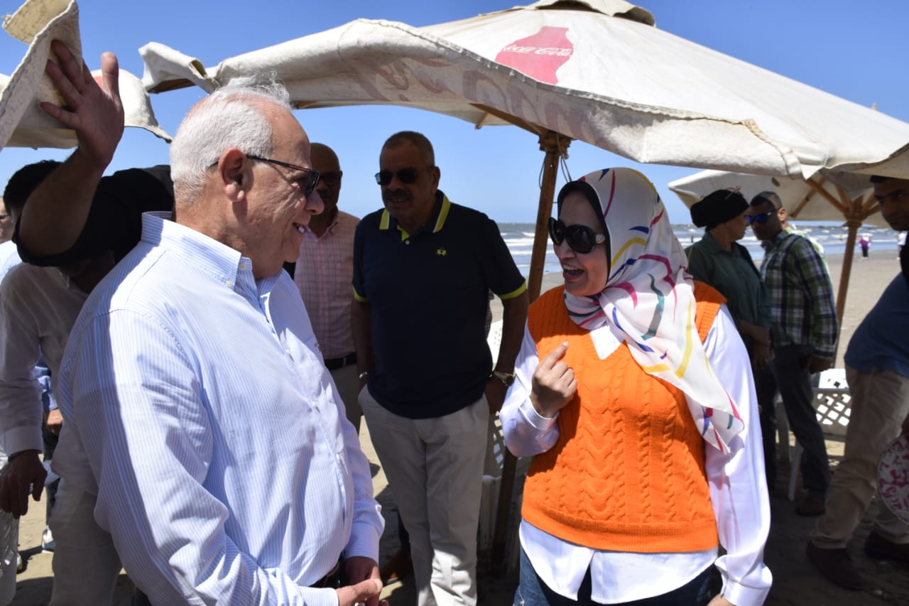 محافظ بورسعيد يشارك المواطنين الاحتفال بأعياد الربيع علي الشاطئ