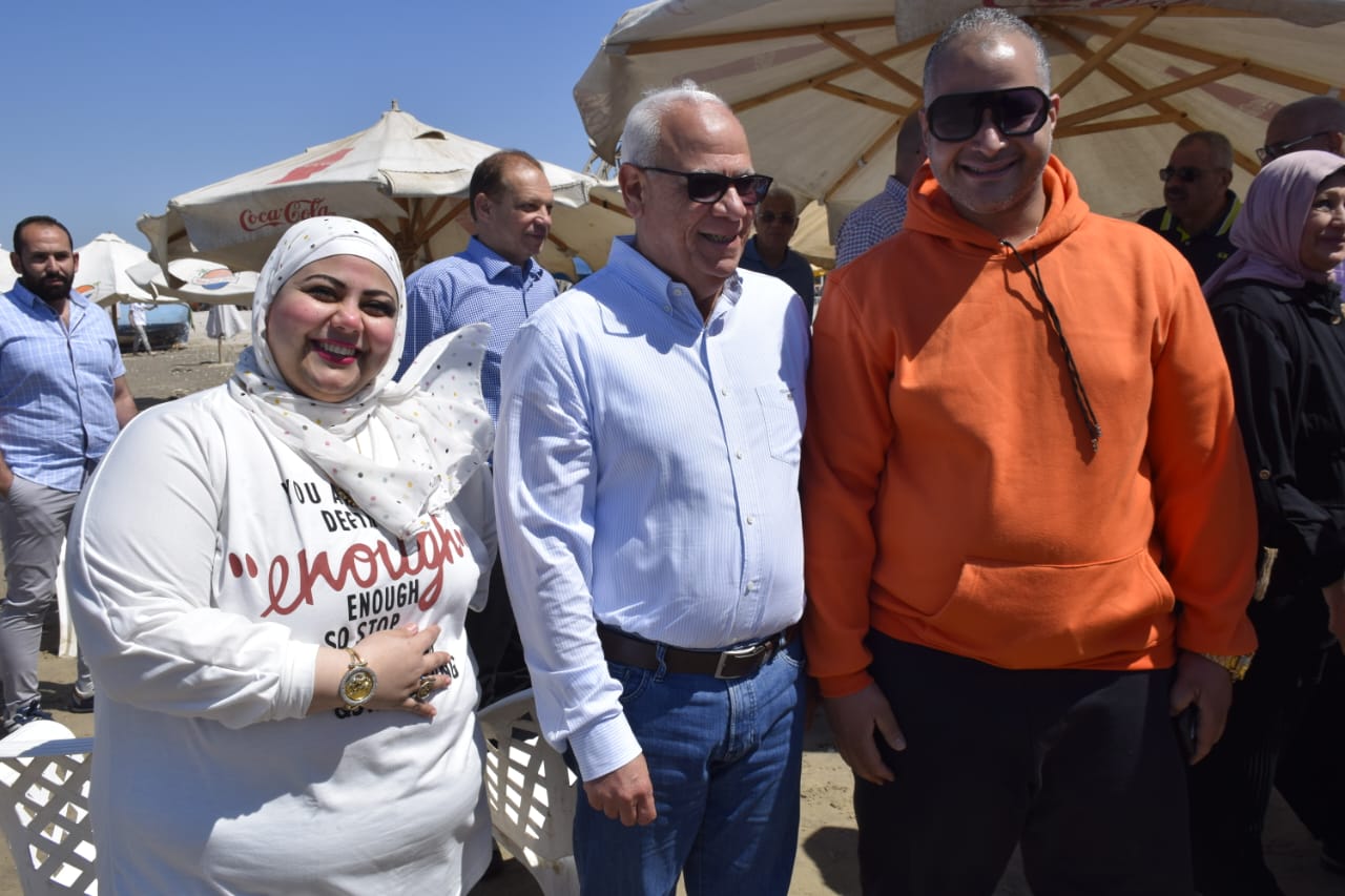 محافظ بورسعيد يشارك المواطنين الاحتفال بأعياد الربيع علي الشاطئ