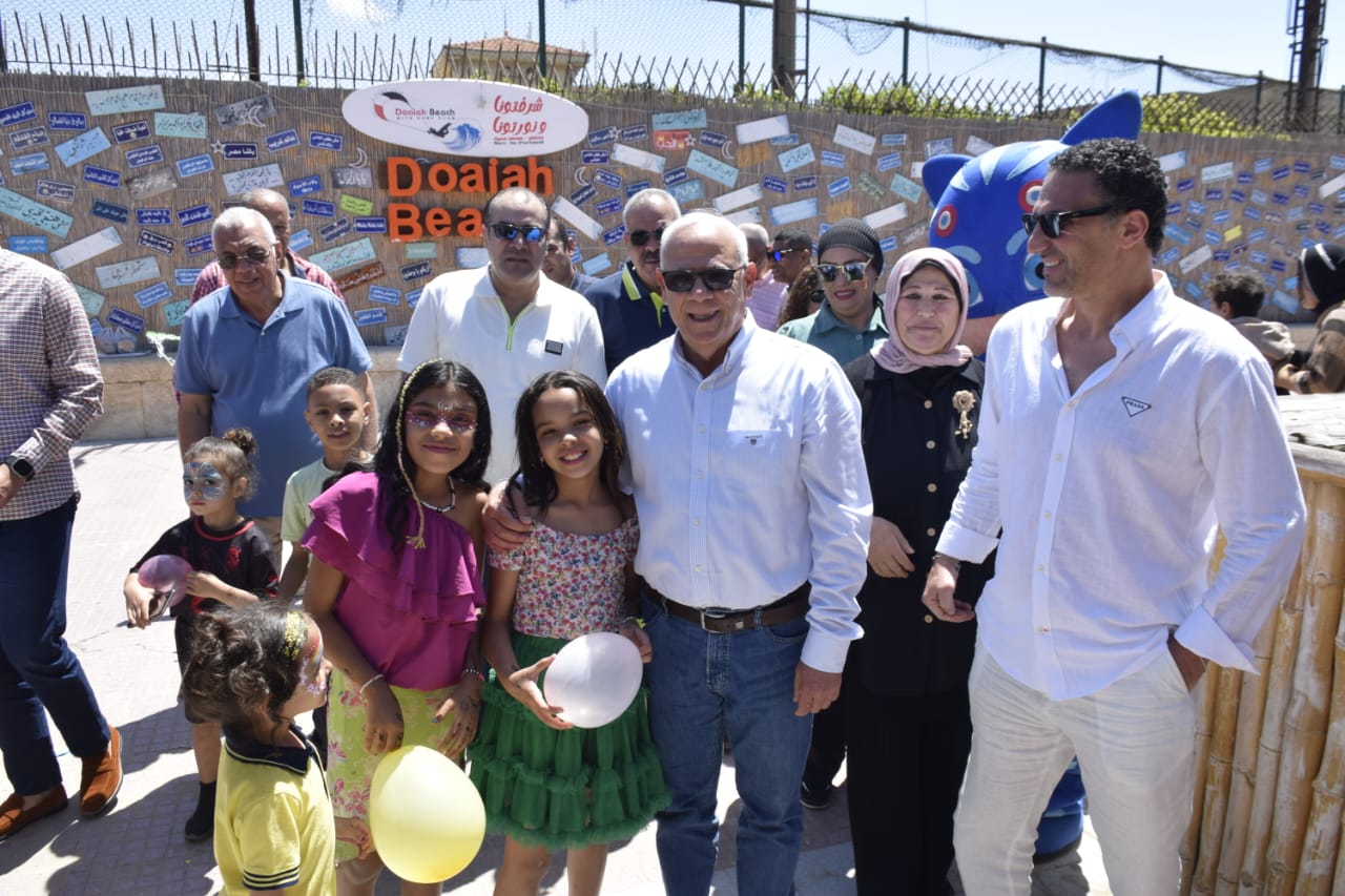 محافظ بورسعيد يشارك المواطنين الاحتفال بأعياد الربيع علي الشاطئ| صور