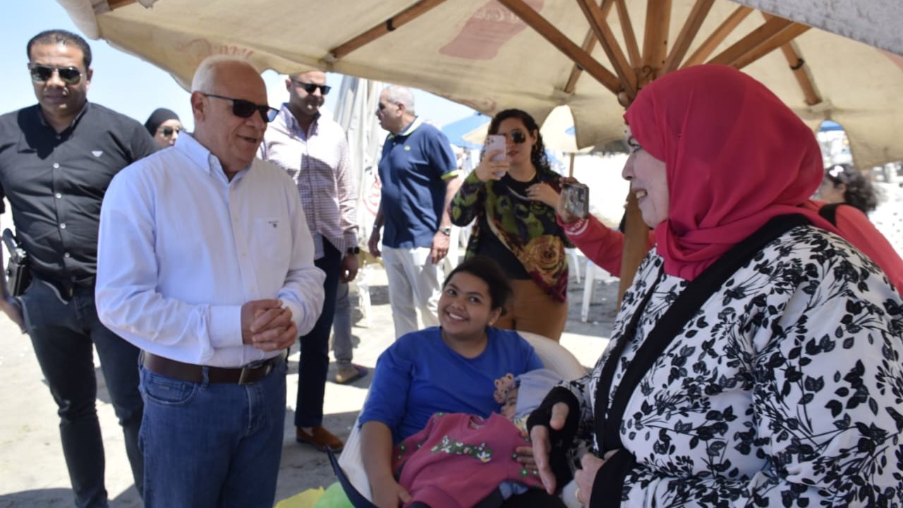 محافظ بورسعيد يشارك المواطنين الاحتفال بأعياد الربيع علي الشاطئ - قص