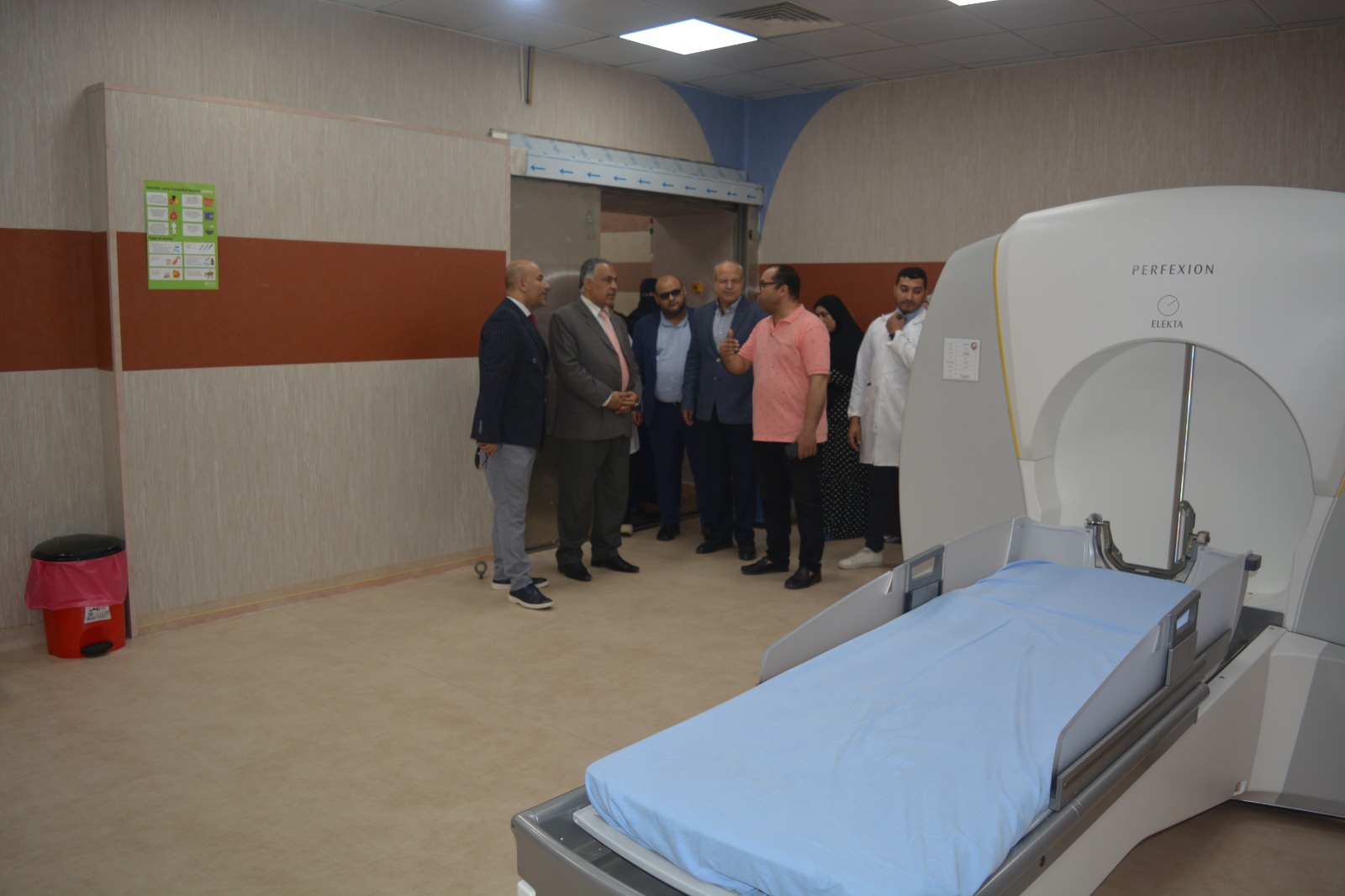 نائب رئيس جامعة الأزهر يزور مصابي غزة