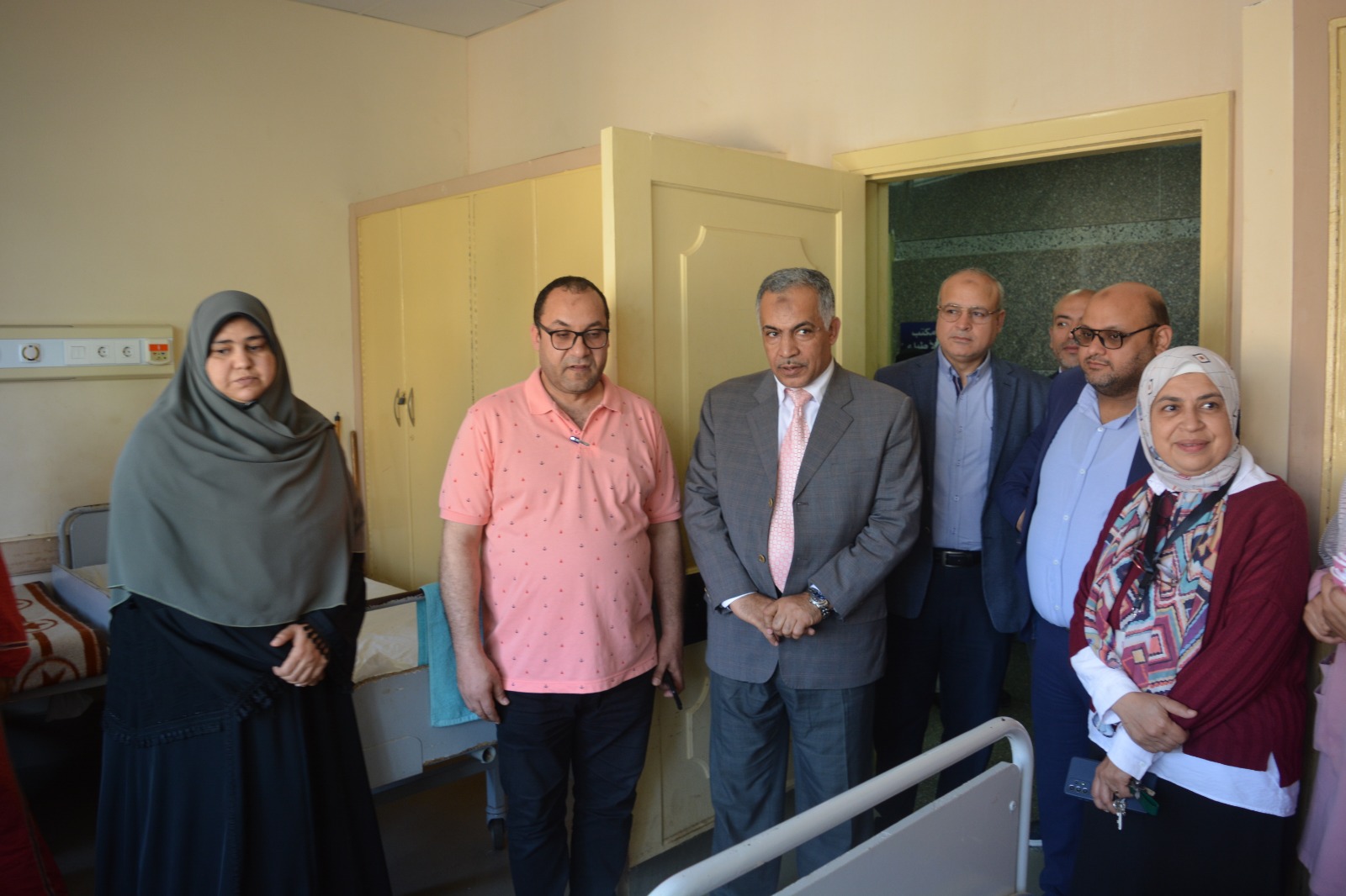 نائب رئيس جامعة الأزهر يزور مصابي غزة