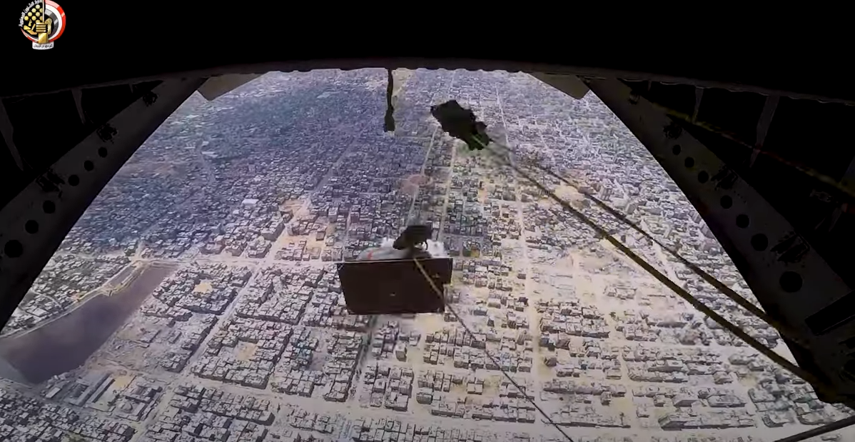 مصر والأردن والإمارات ينفذان عملية إسقاط لأطنان من المساعدات الإنسانية فوق قطاع غزة