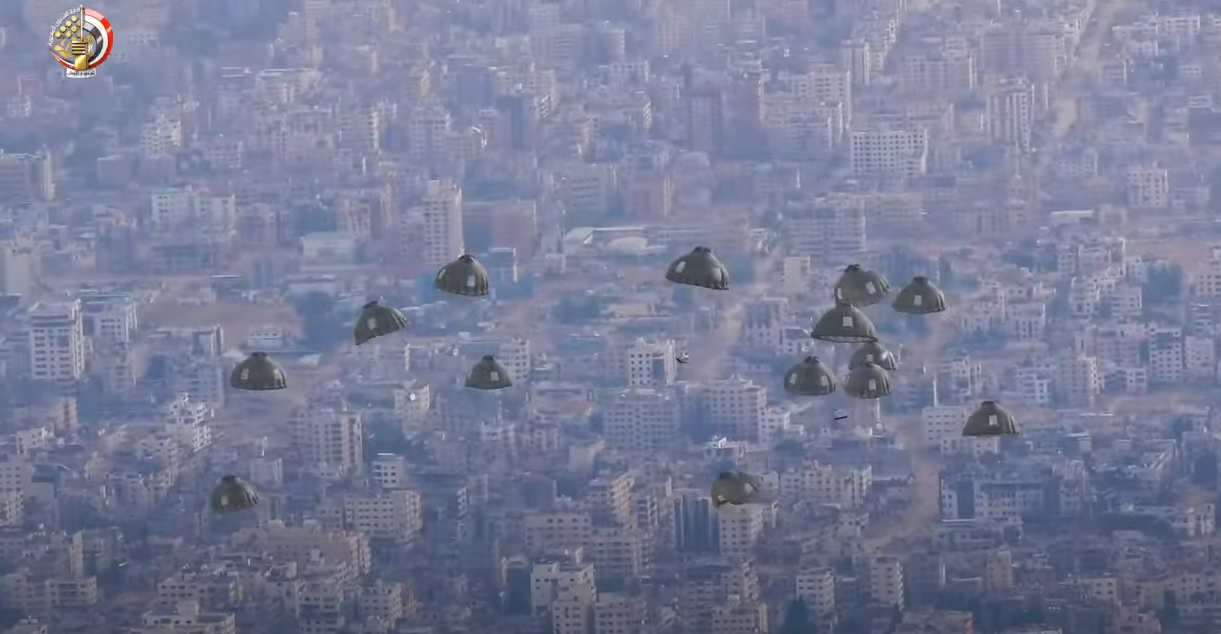 مصر والأردن والإمارات ينفذان عملية إسقاط لأطنان من المساعدات الإنسانية فوق قطاع غزة