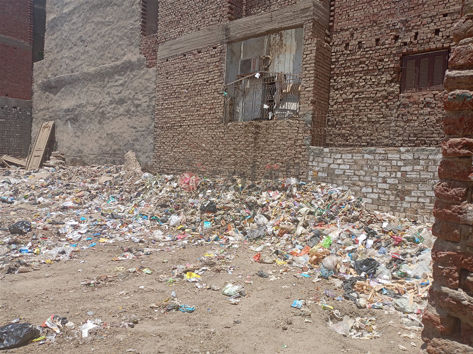 تراكم القمامة بقرية دار السلام بالفيوم