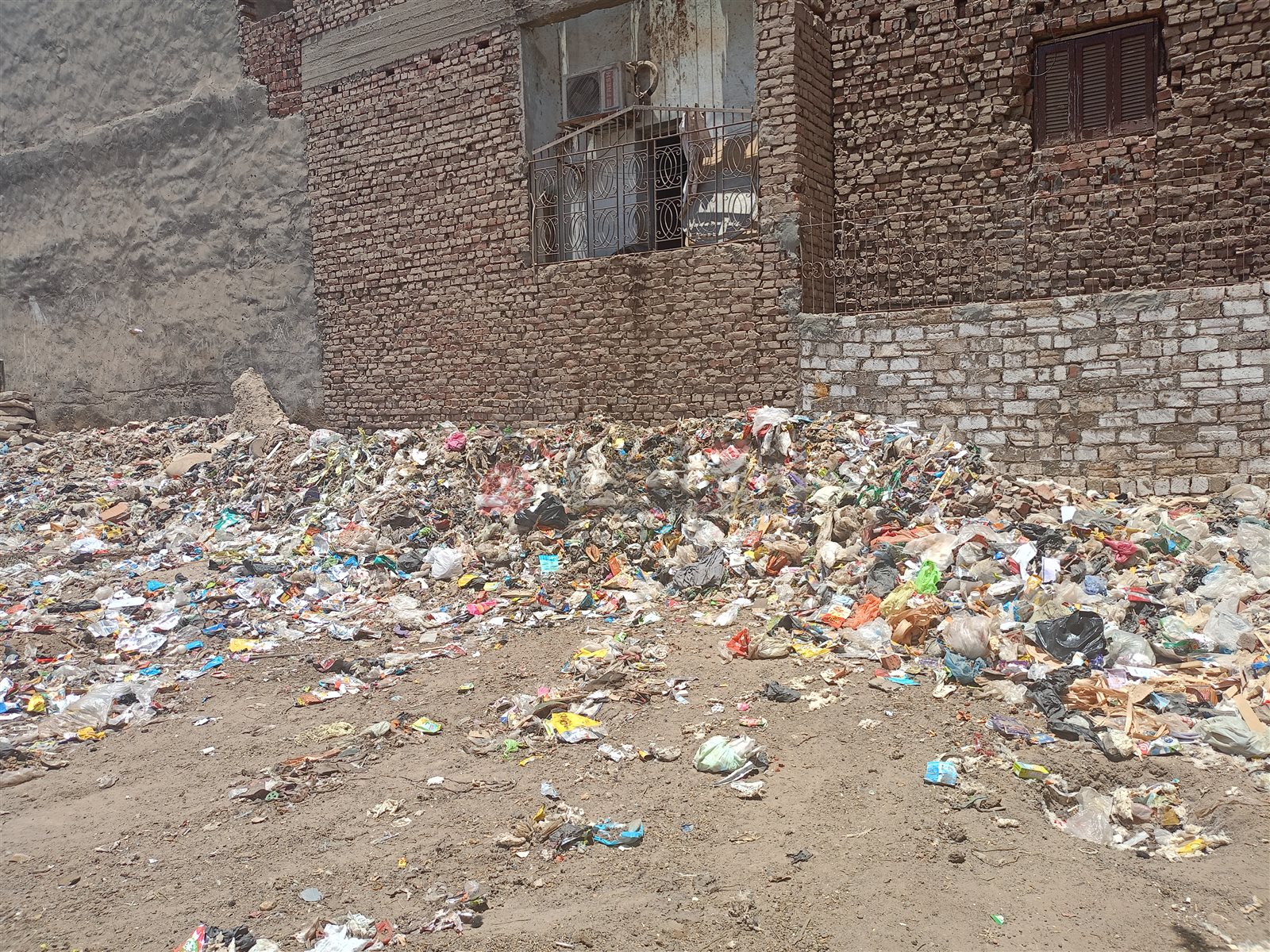 تراكم القمامة بقرية دار السلام بالفيوم