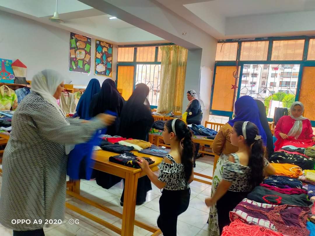 توزيع ملابس العيد علي الأسر الأولي بالرعاية ببورسعيد