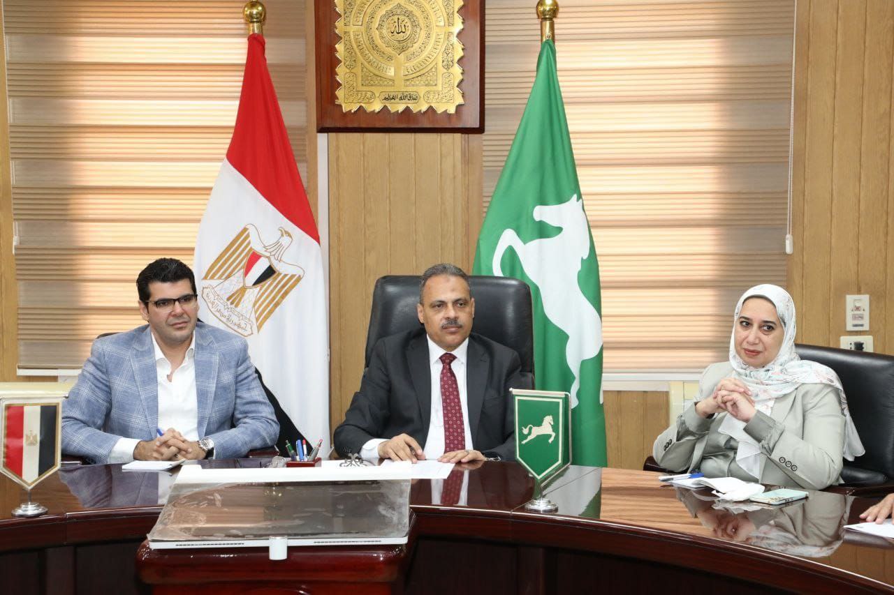 محافظ الشرقية خلال الاجتماع