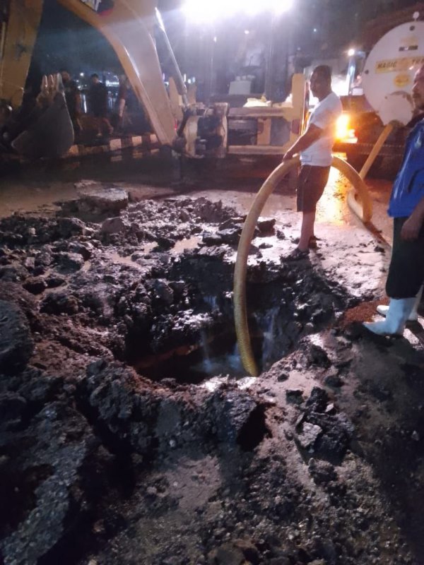 إصلاح انفجار ماسورة مياه الزقازيق 01