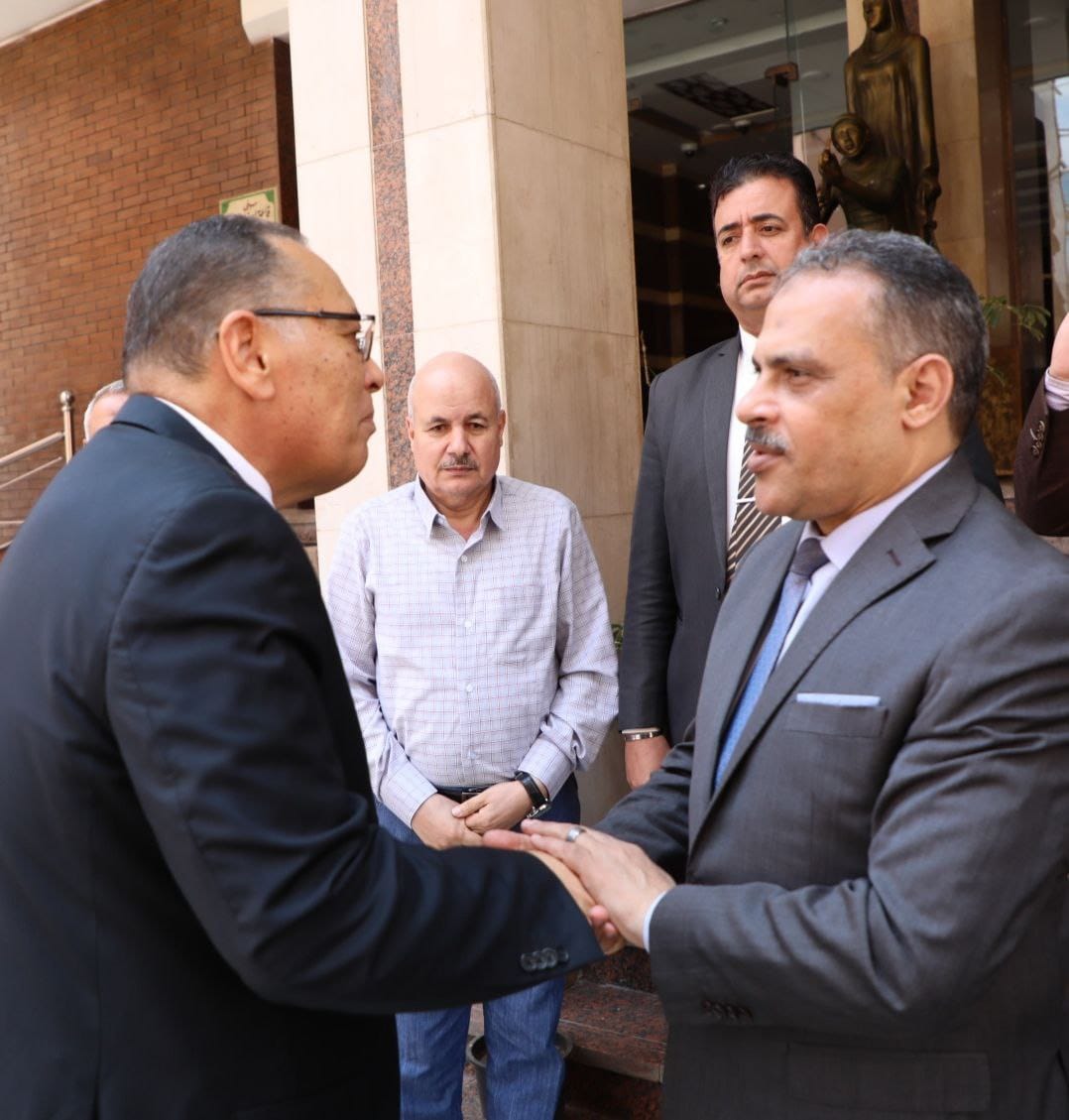 محافظ الشرقية الجديد يستقبل السابق 02