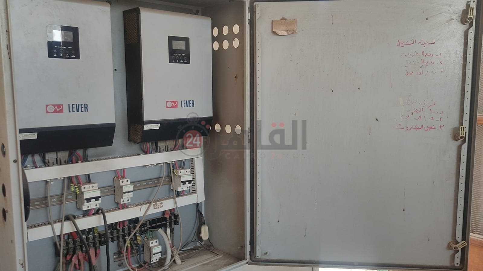 لوحة تجميع الطاقة وتحويلها إلى كهرباء داخل المحطة في البسايسة