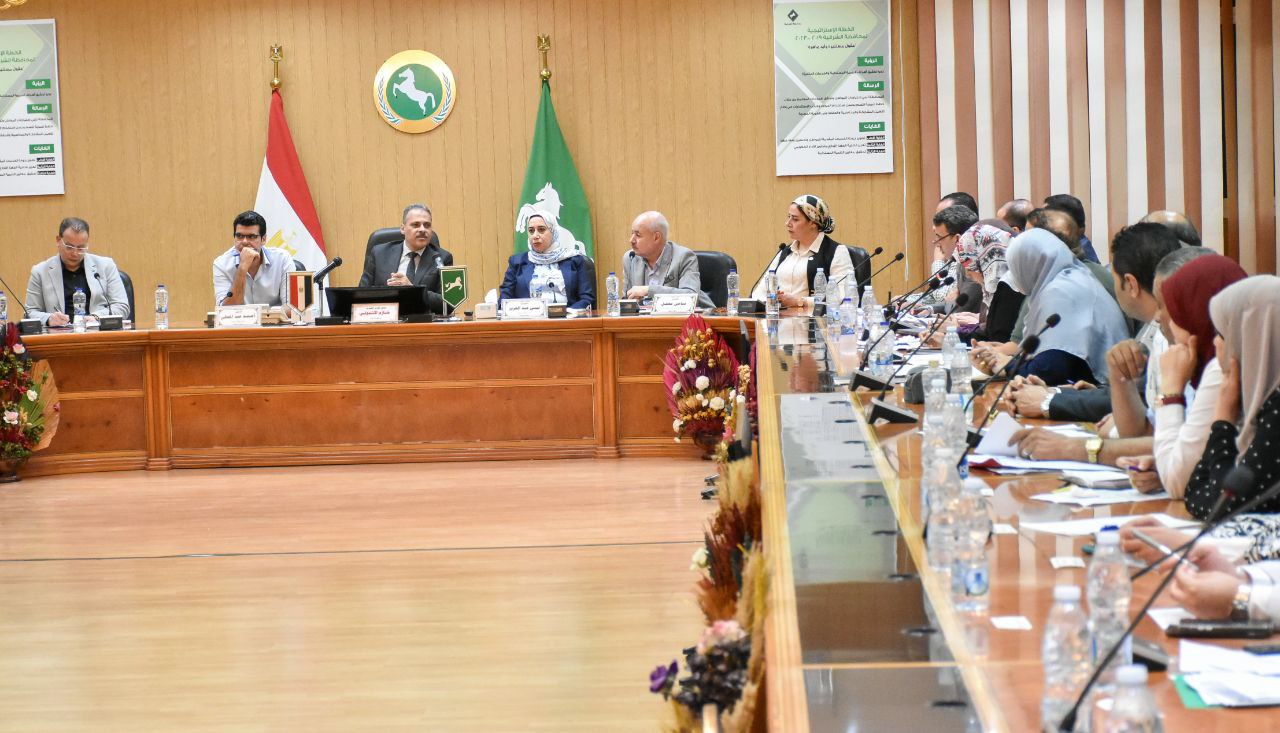 محافظ الشرقية خلال اجتماعه بالجهاز التنفيذي 02