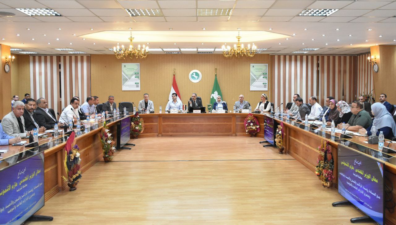 محافظ الشرقية خلال اجتماعه بالجهاز التنفيذي 03