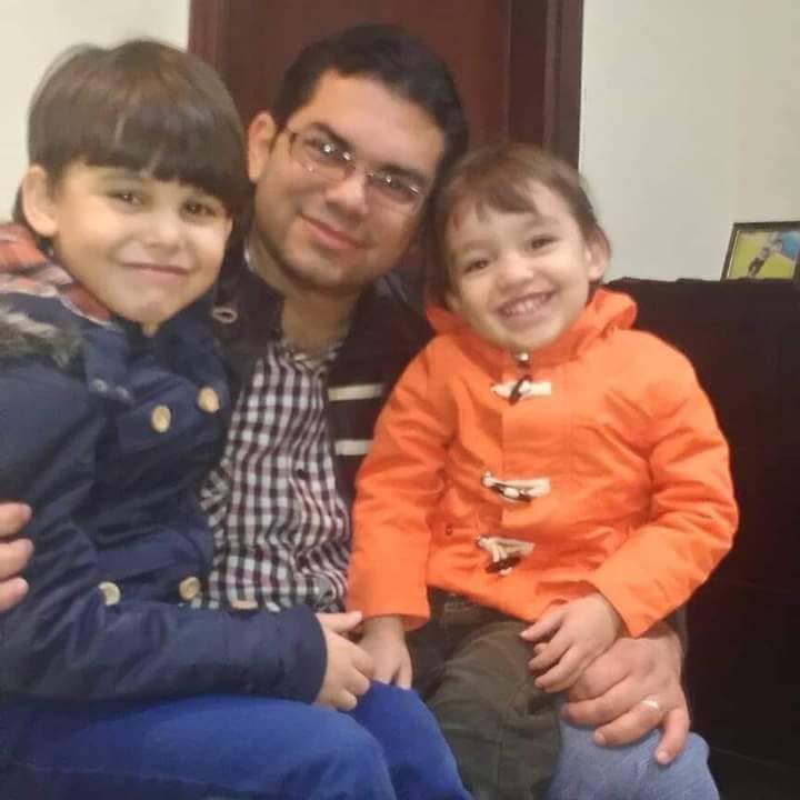 الأب وطفليه