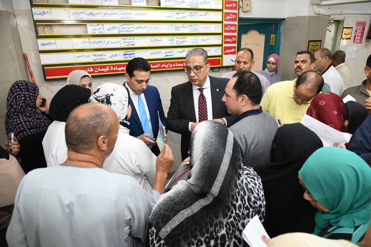 محافظ الفيوم يفاجئ مجمع عيادات التأمين الصحي بكيمان فارس