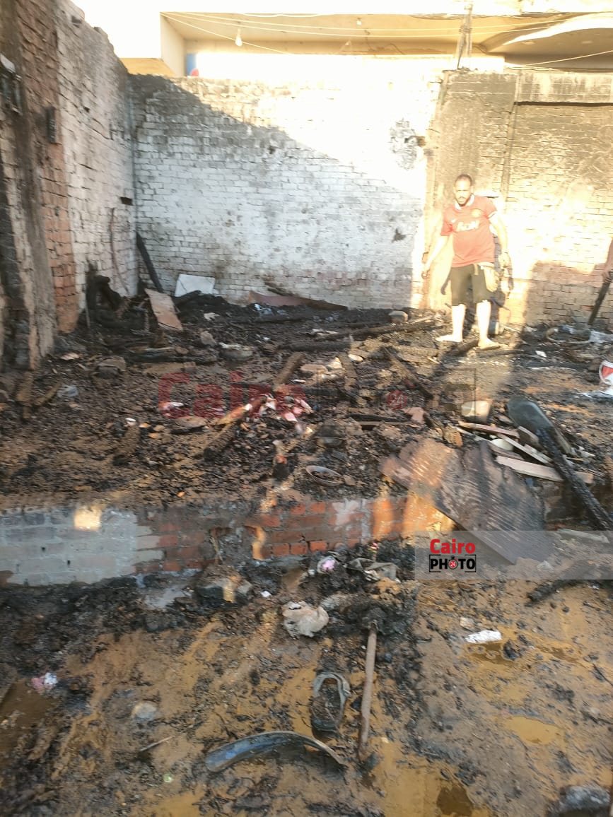 حريق داخل مخلفات بجراج بمنطقة أرض اللواء (1)