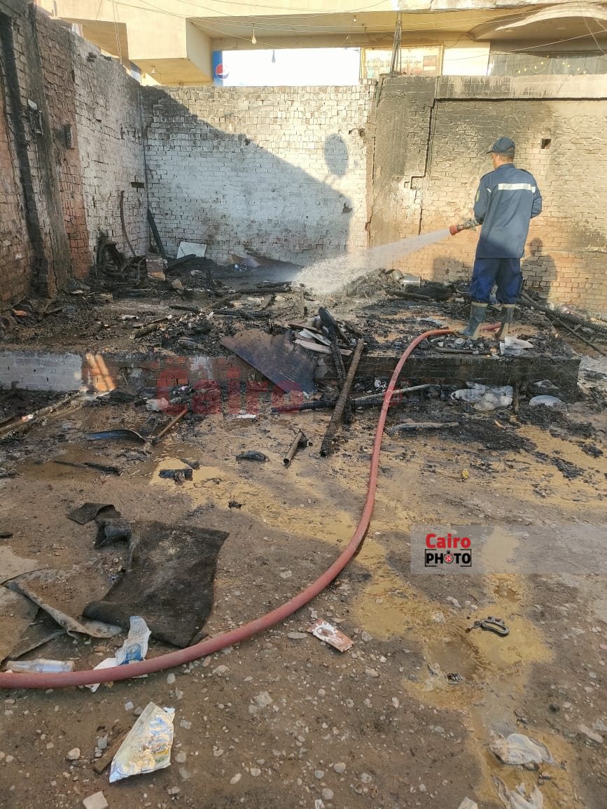 حريق داخل مخلفات بجراج بمنطقة أرض اللواء (4)