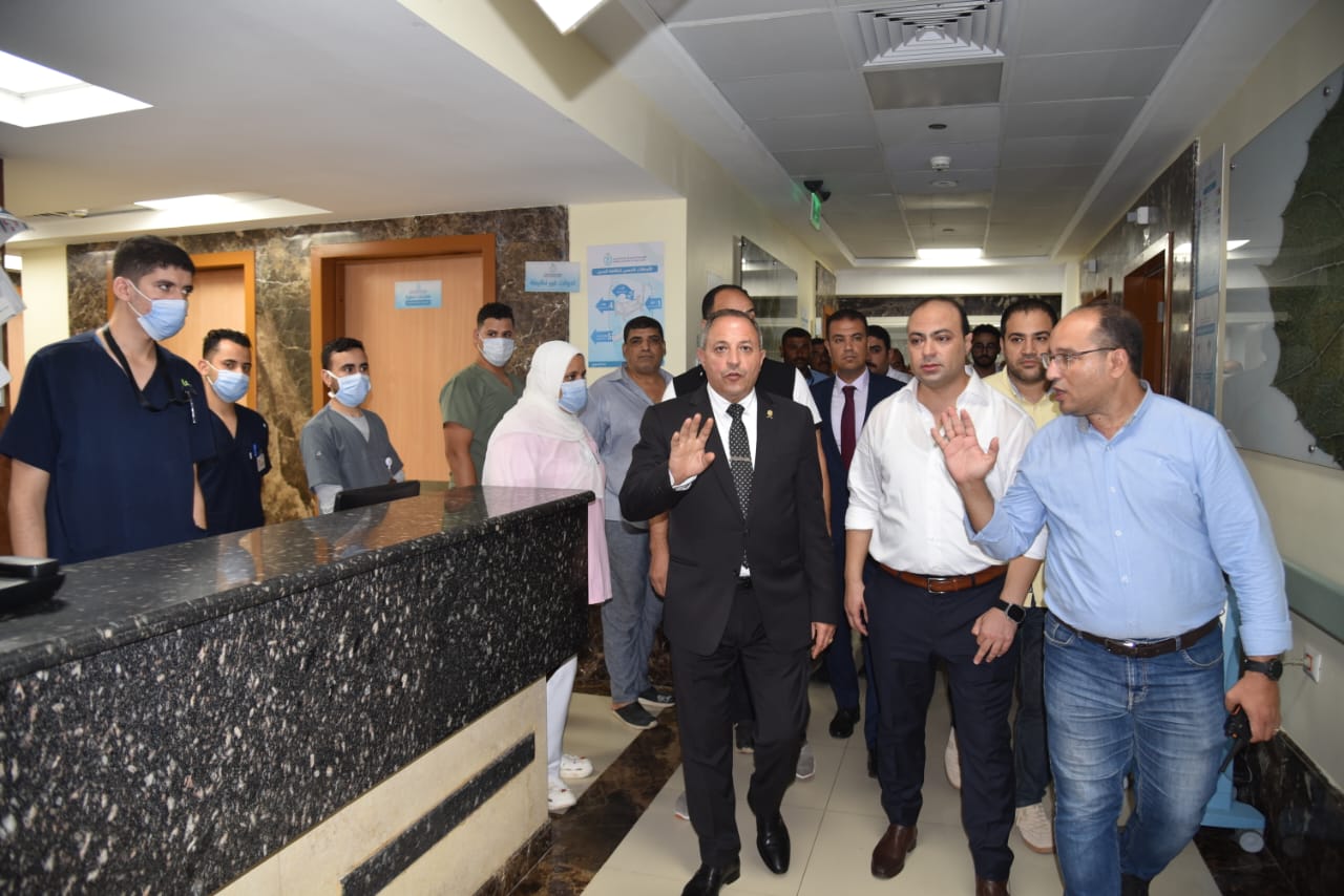 محافظ بورسعيد يتفقد مستشفي 30 يونيو 