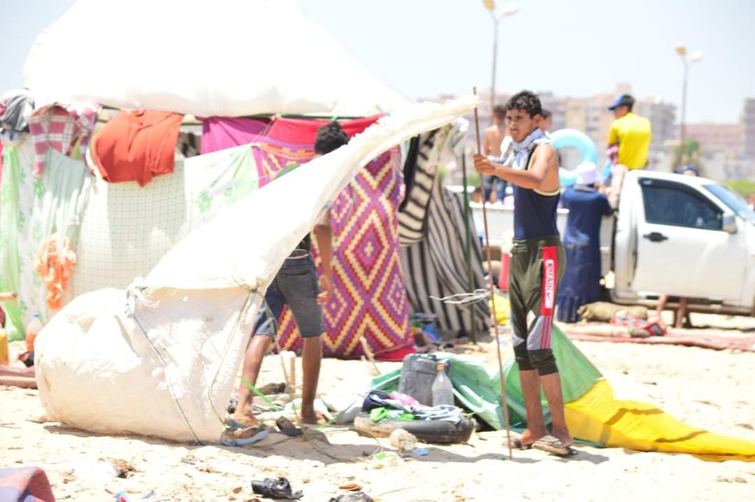 حملة مكبرة لإزالة خيام المصطافين العشوائية