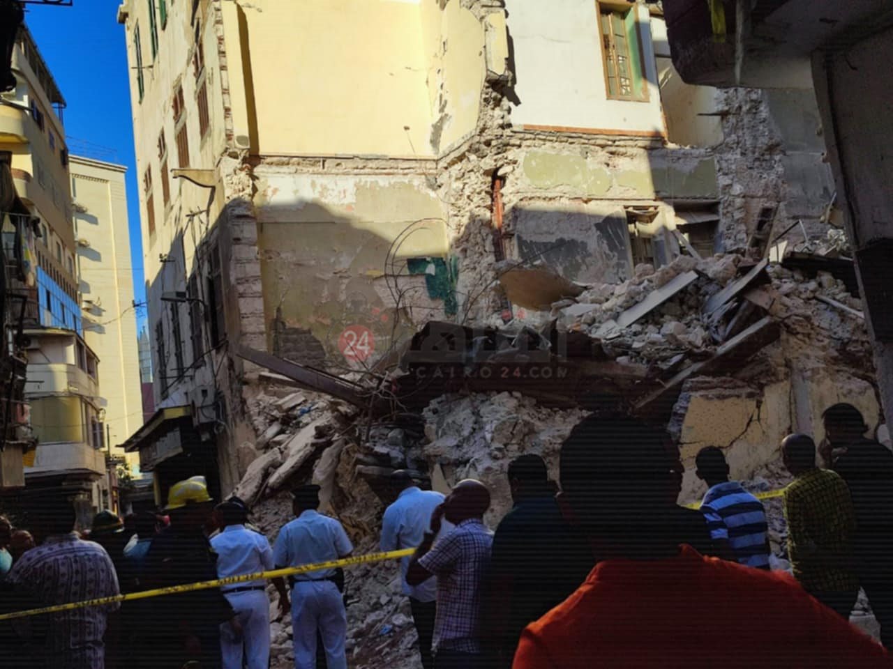 انهيار أجزاء من عقار قديم في العطارين دون إصابات|صور