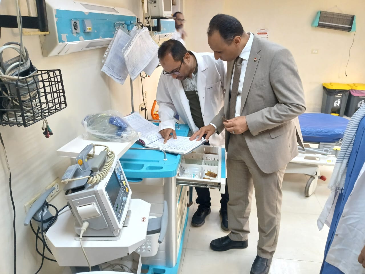 وكيل وزارة الصحة خلال تفقد المستشفى